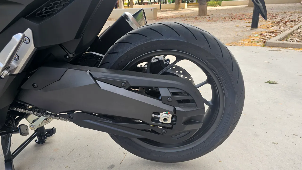 Rueda trasera y basculante de la Honda Forza 750 negra mate