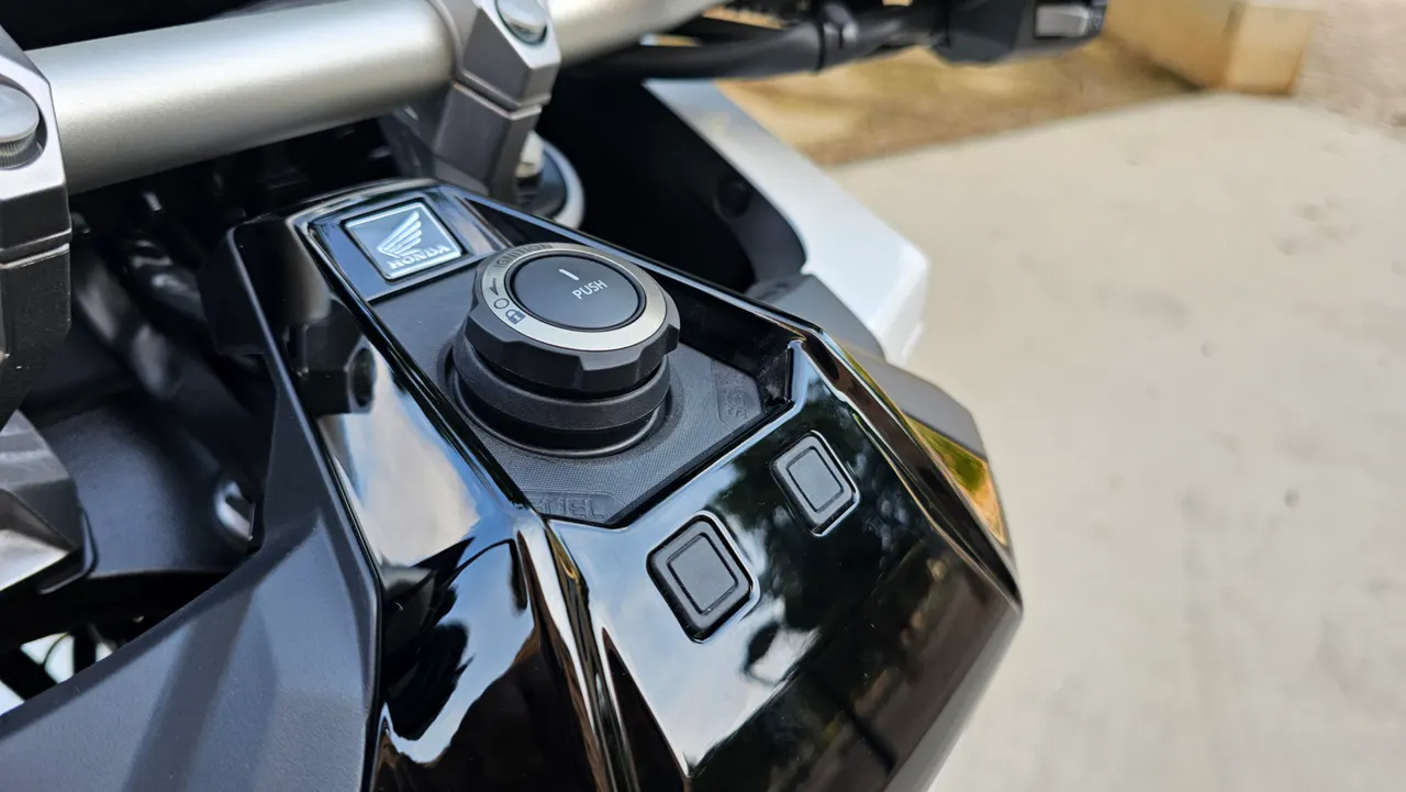 Detalle de la consola de la moto Honda X-ADV con selector de modos y botones