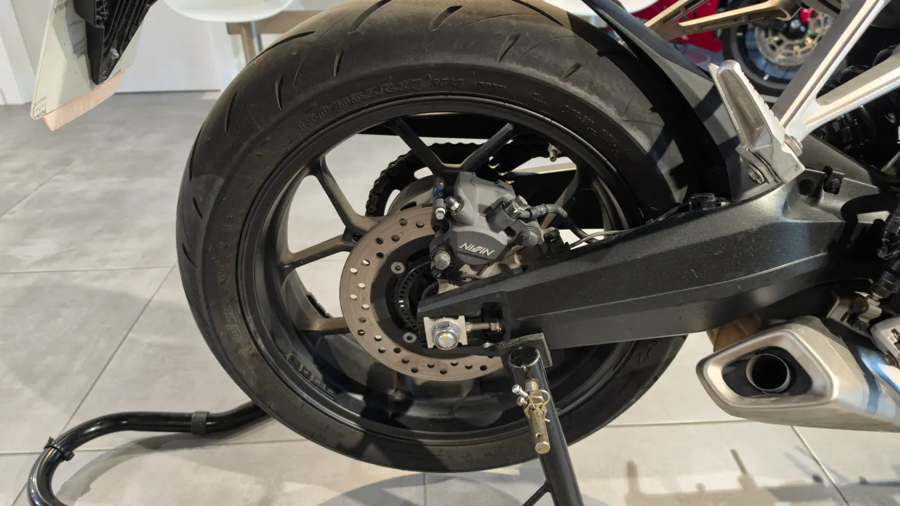 Detalle de la rueda trasera de una Honda CBR650R