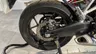 Detalle de la rueda trasera de una Honda CBR650R