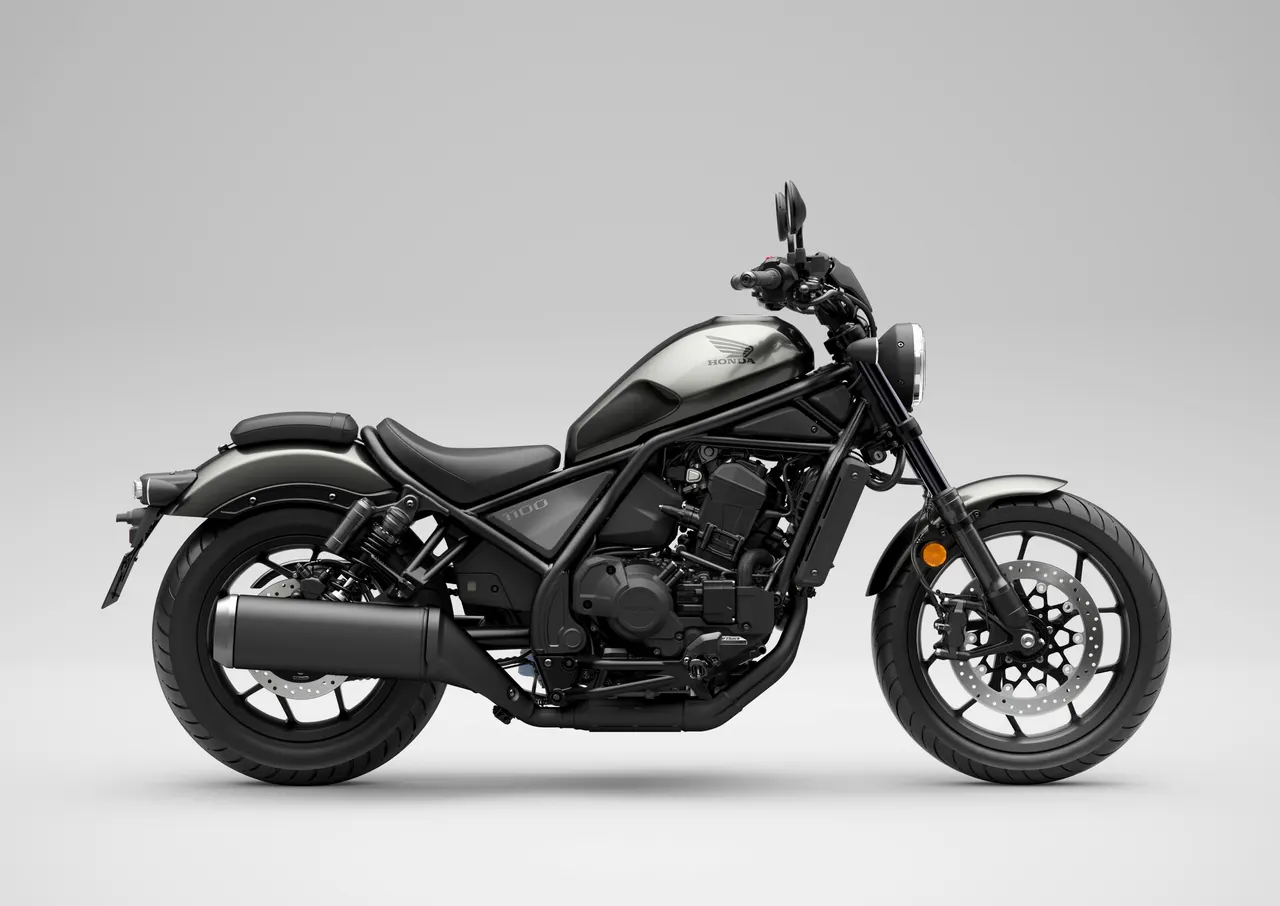 Honda Rebel 1100 2027 en color Iridium Gray Metallic, vista lateral