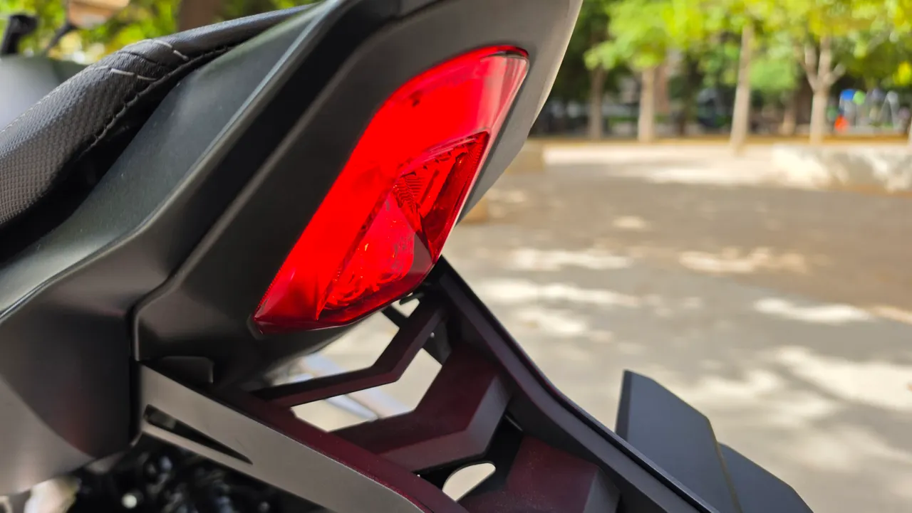 Luz trasera roja de una Honda CBR 650R negra