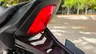 Luz trasera roja de una Honda CBR 650R negra