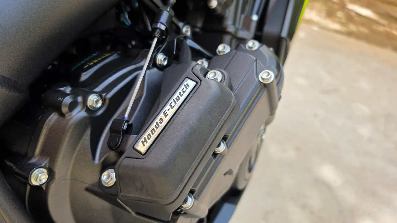 Detalle del sistema Honda E-Clutch en una Honda CBR 650R negra.