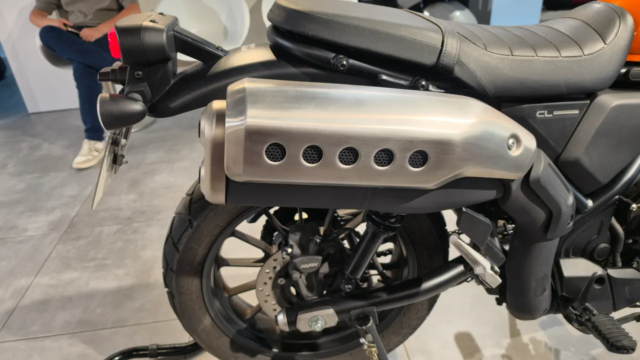 Detalle del sistema de escape de una moto Honda CL500