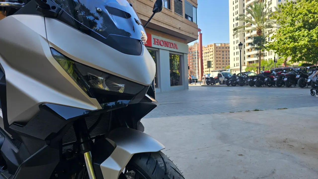 Parte frontal de una Honda Forza 750 gris warm mate metalizado
