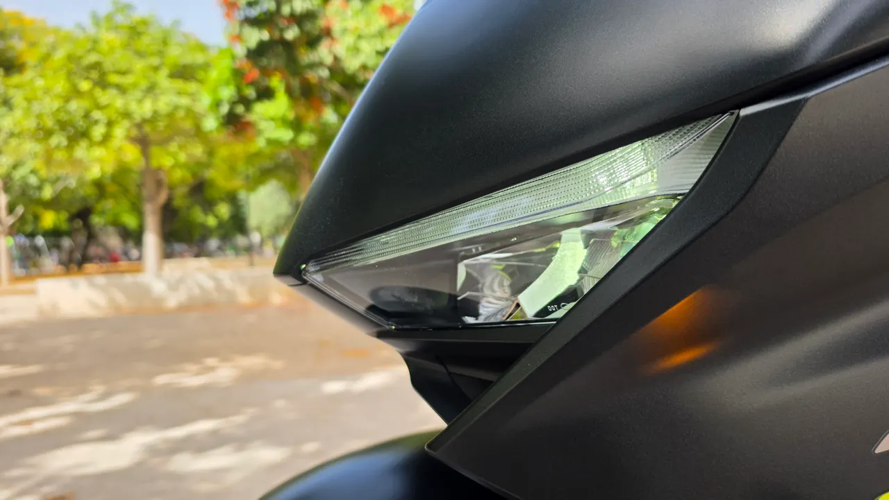 Faro delantero led de Honda CBR 650R negra mate 2026