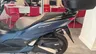 Vista lateral de una Honda PCX 125 azul mate con maletero negro