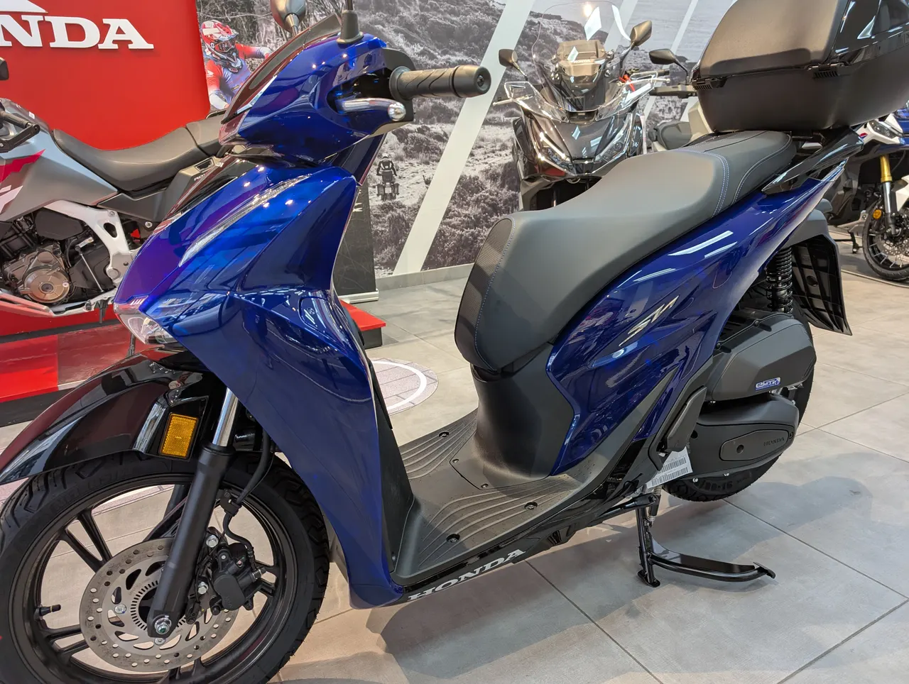 Scooter Honda SH125i azul con baúl trasero