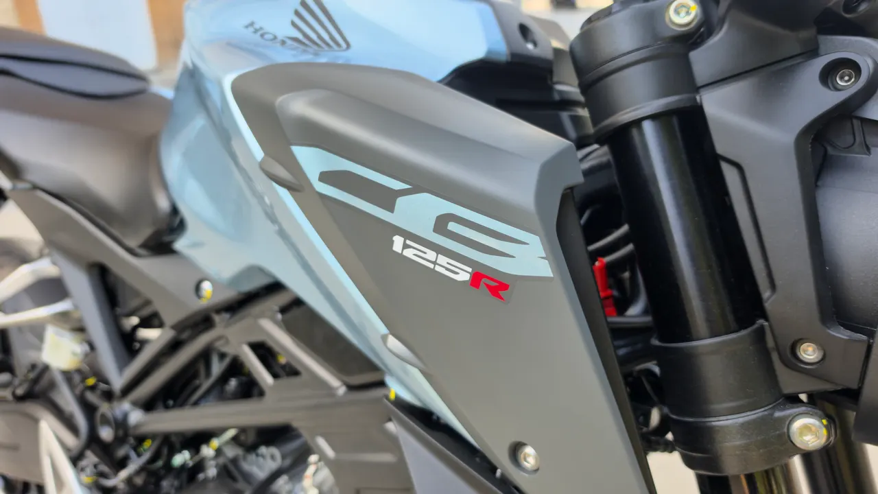 Moto Honda CB125R azul zefiro metalizado, vista lateral frontal