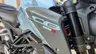 Moto Honda CB125R azul zefiro metalizado, vista lateral frontal