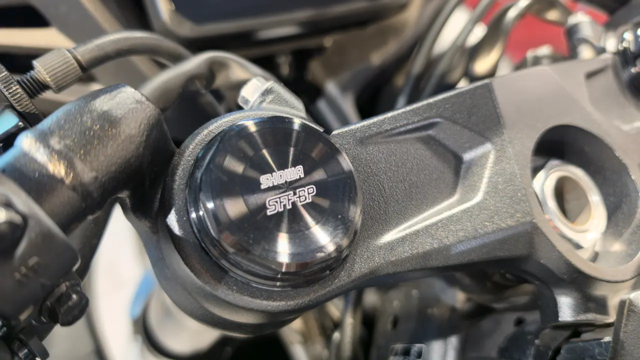 Detalle del amortiguador Showa SFF-BP en la horquilla de una Honda CBR650R