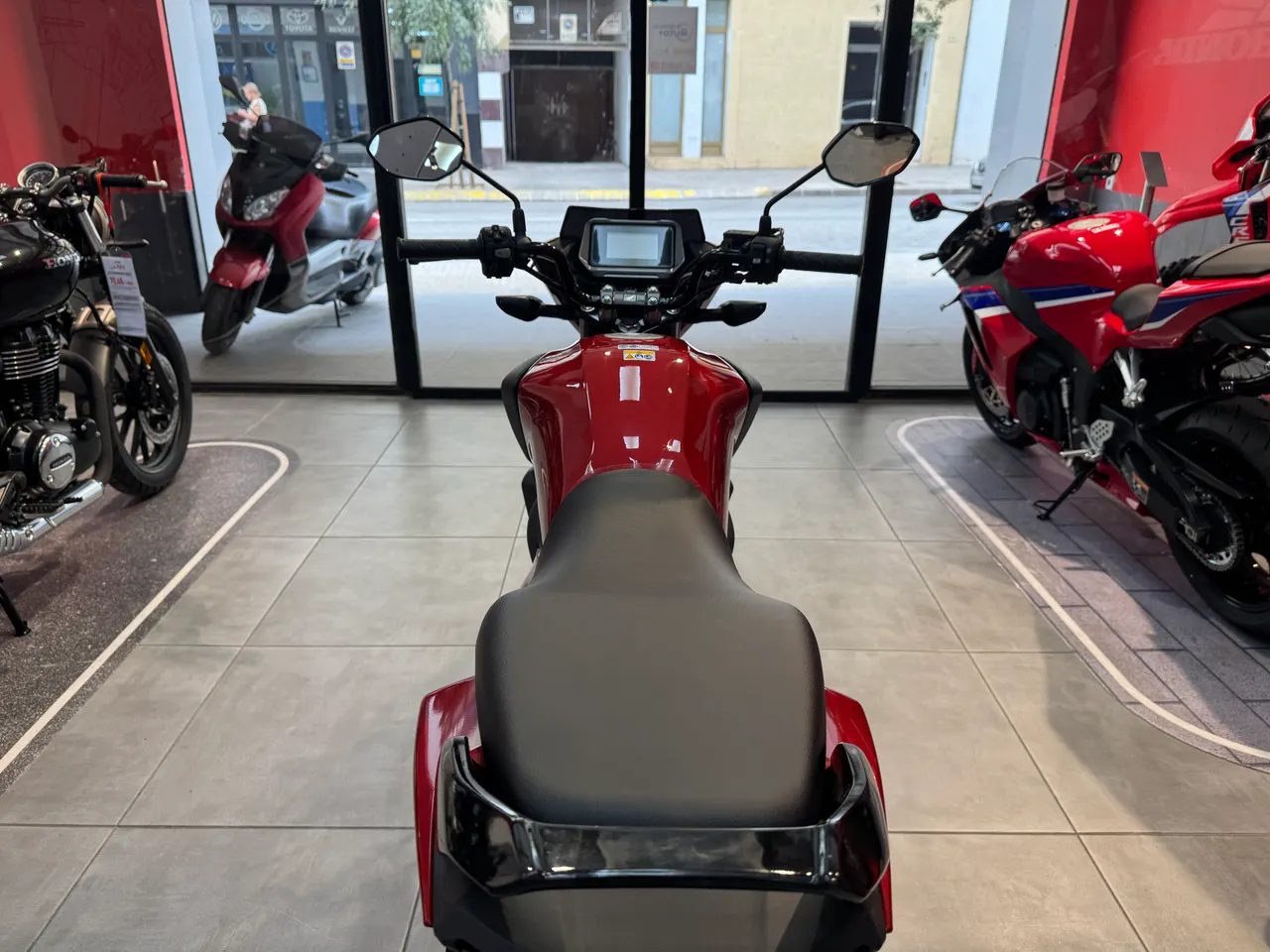 Vista trasera de una moto Honda CB125F de color rojo