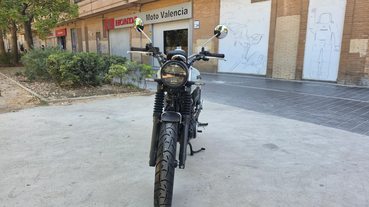 Honda GB350S azul aparcada en la calle