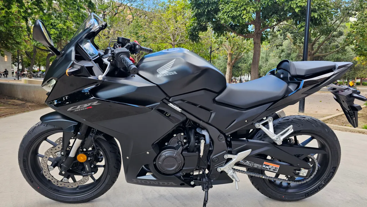 Honda CBR 500R negra de perfil