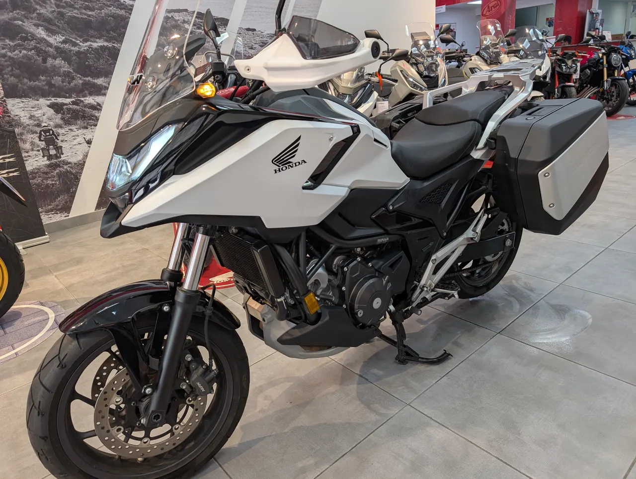 Honda NC750X blanca de segunda mano con maletas laterales