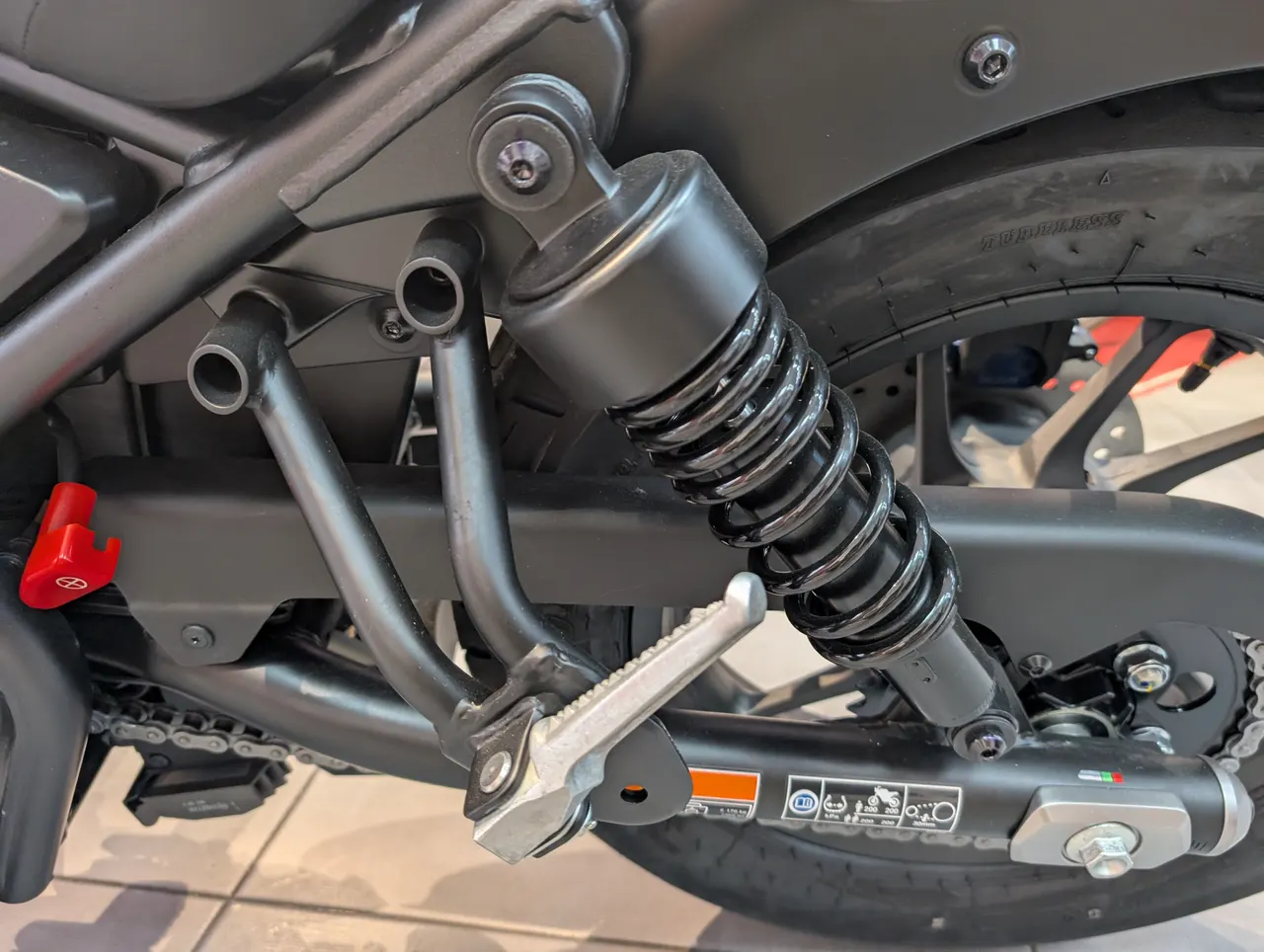 Suspensión trasera y estribera de la Honda CMX500 Rebel