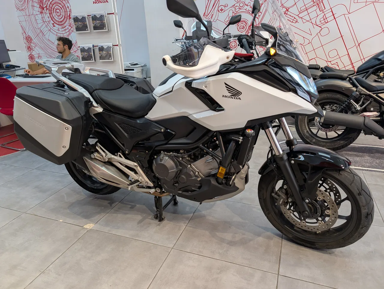 Honda NC750X blanca con maletas laterales
