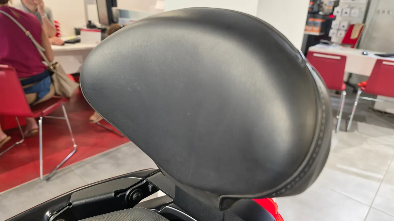 Asiento negro de Honda Forza 125