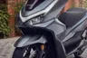 Scooter Honda PCX 125 gris mate, vista frontal y lateral