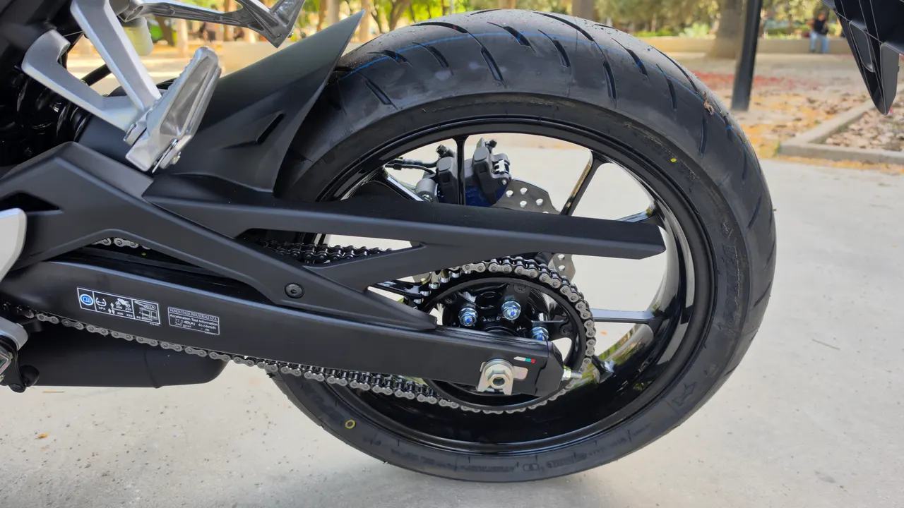 Rueda trasera, cadena y transmisión de la moto Honda CB125R