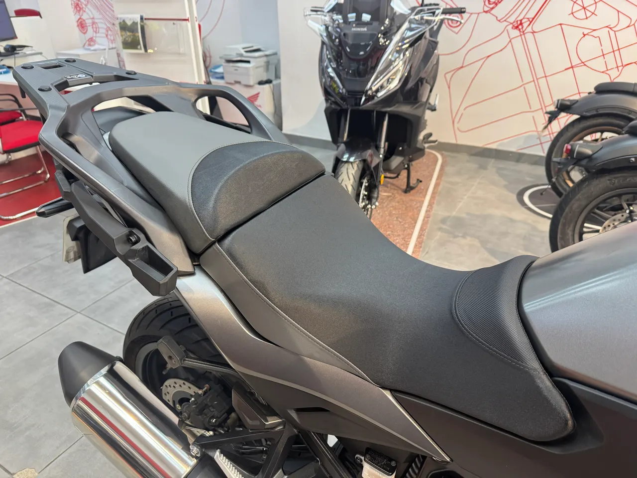 Asiento de moto Honda gris