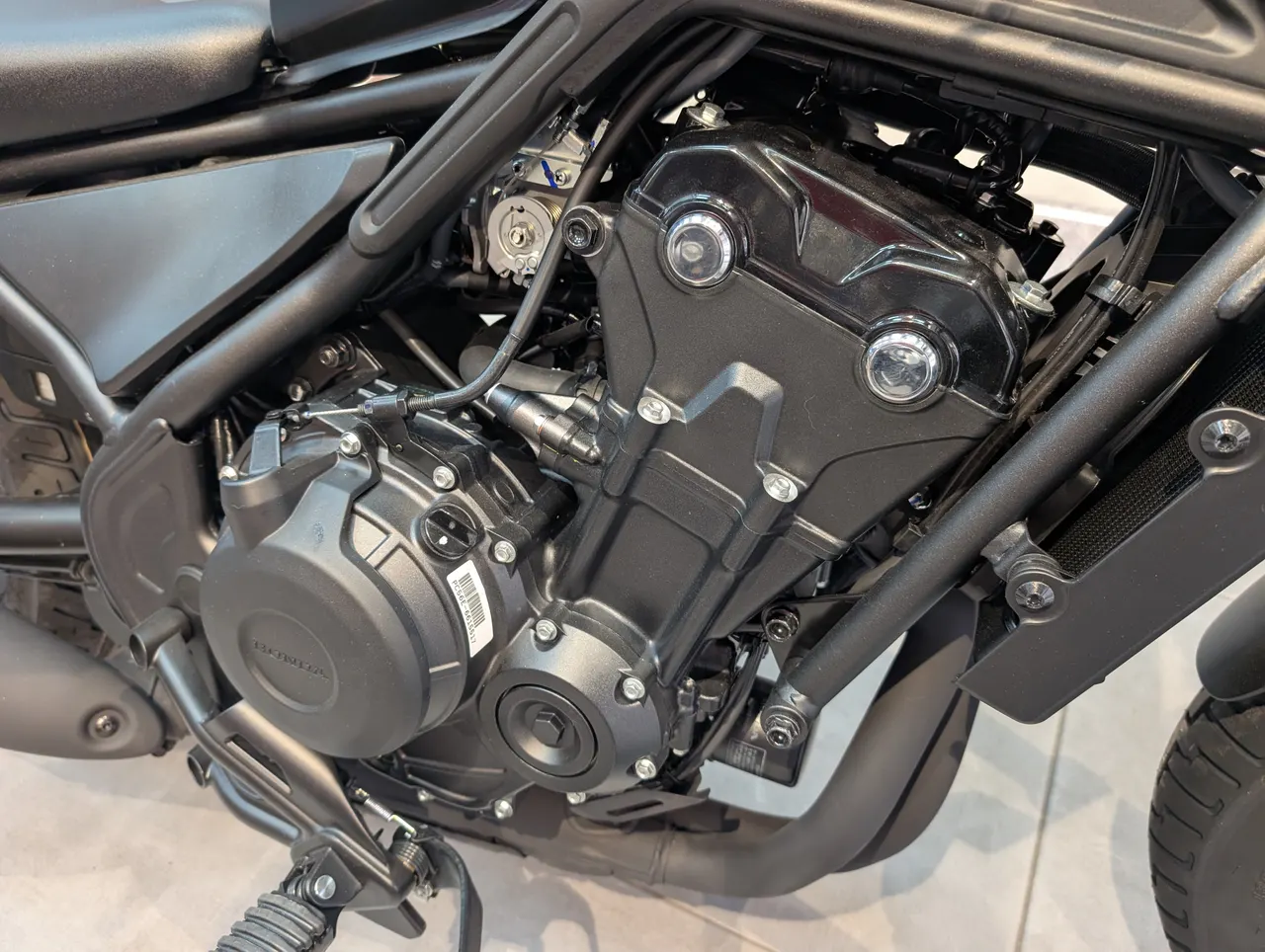 Motor negro de la Honda Rebel 500