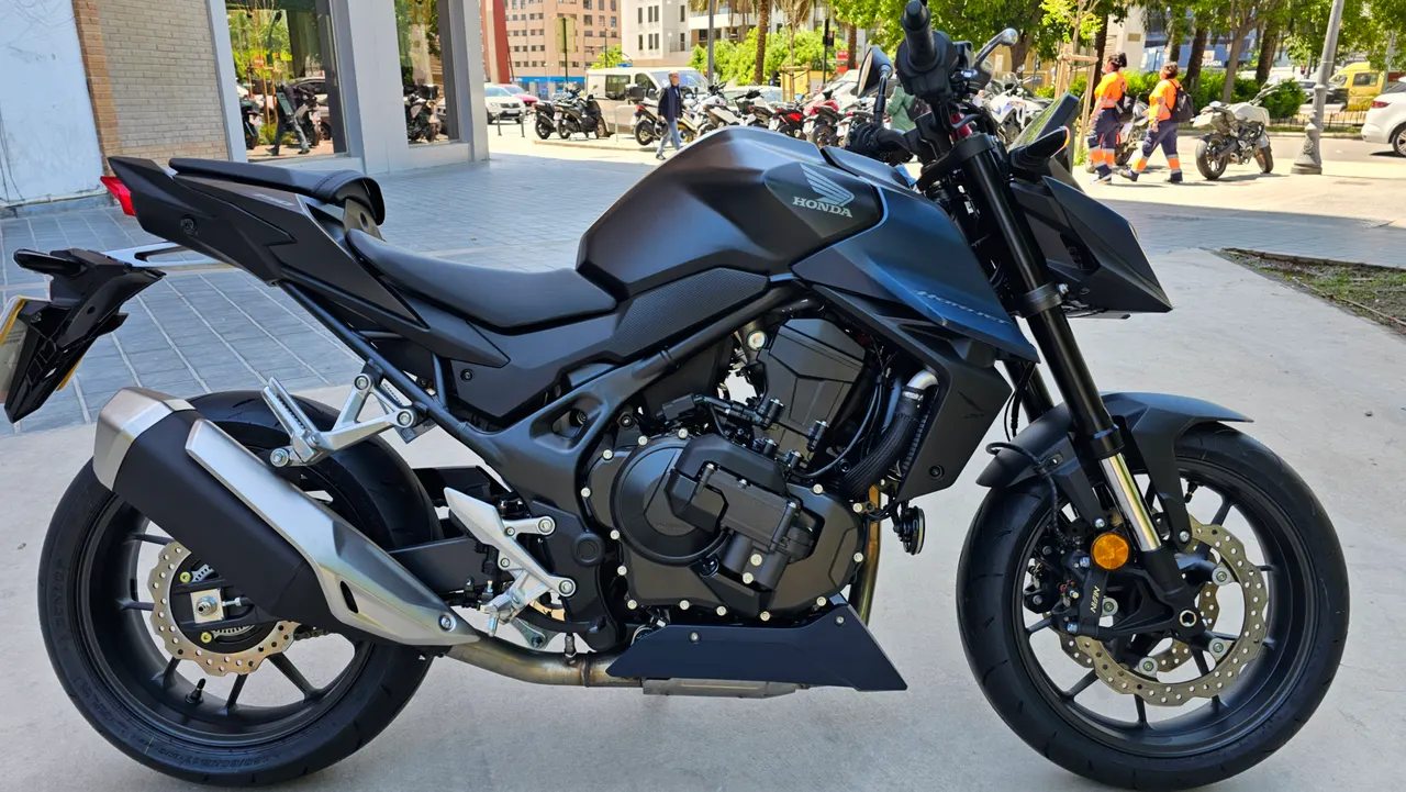 Moto Honda CB750 Hornet gris mate aparcada en la calle