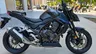 Moto Honda CB750 Hornet gris mate aparcada en la calle