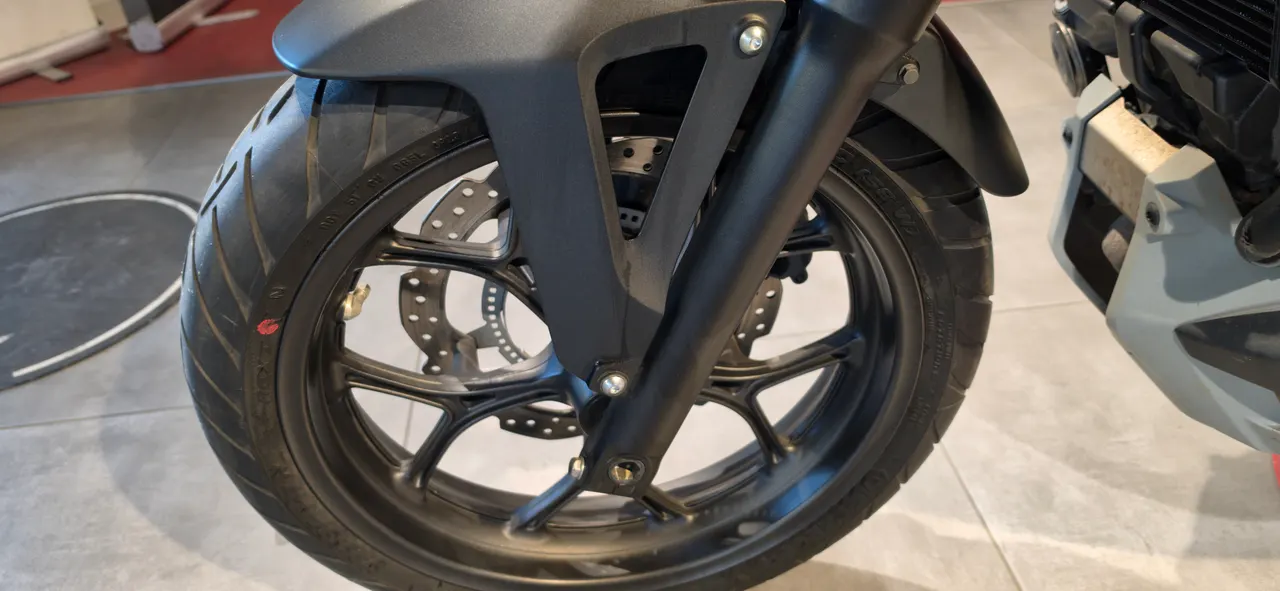 Detalle de la rueda delantera de una Honda NC750X DCT