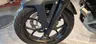 Detalle de la rueda delantera de una Honda NC750X DCT
