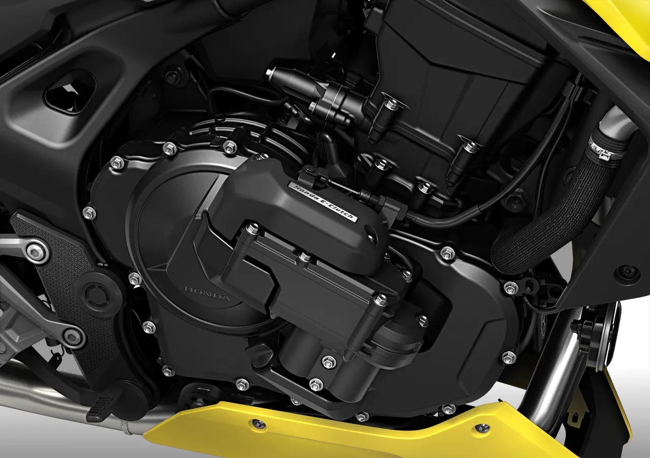 Motor negro de la Honda CB750 Hornet con detalles amarillos