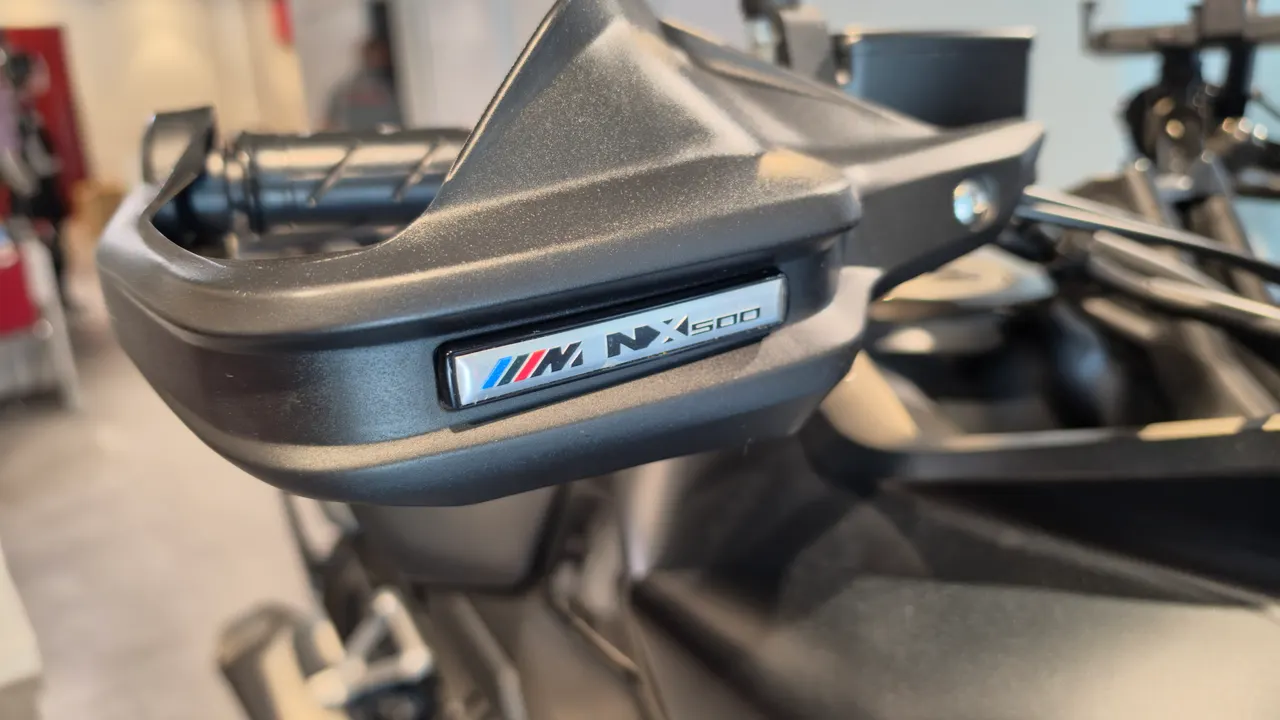 Detalle del protector de manillar de una moto Honda NX500