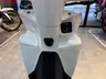 Detalle frontal de una moto Honda Vision blanca