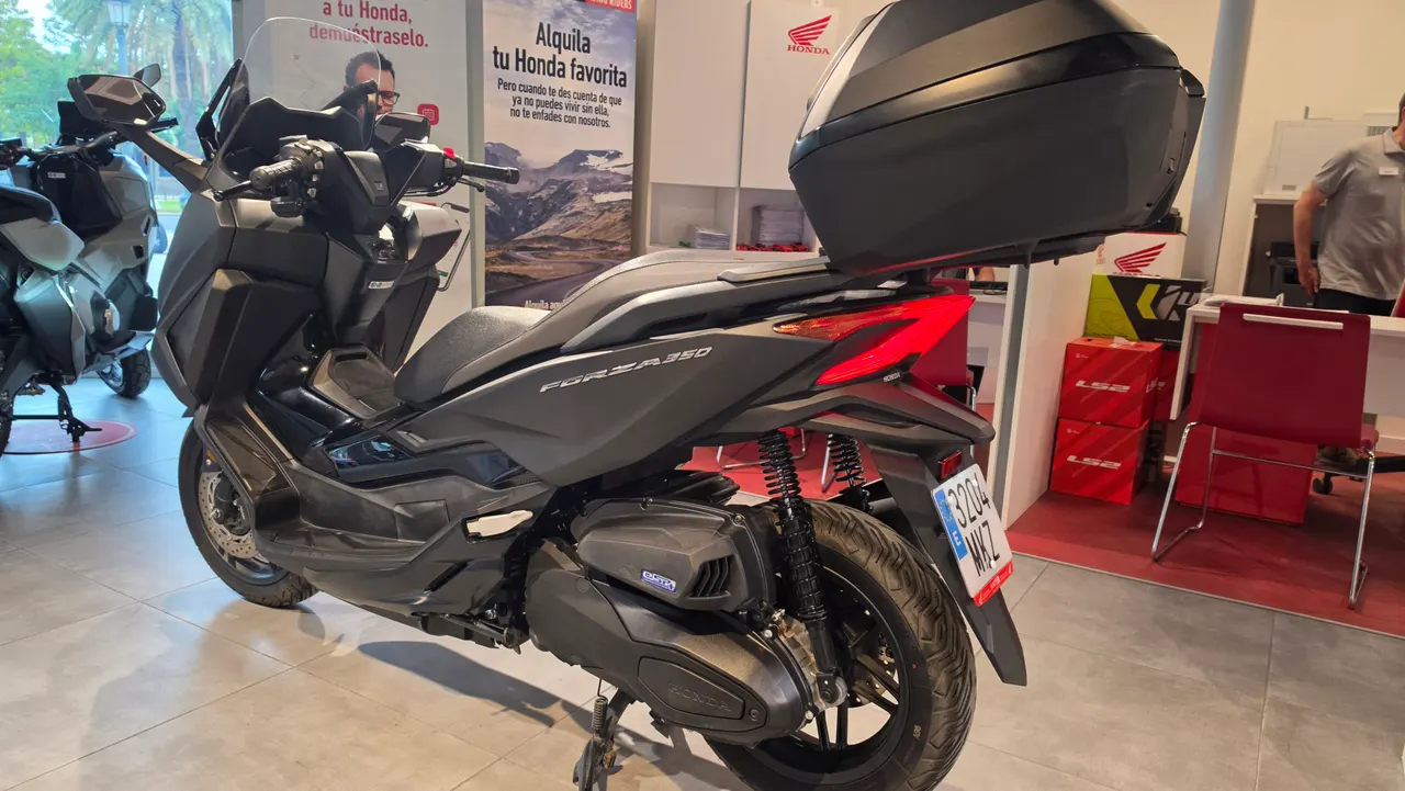 Honda Forza 350 negra vista trasera con baúl