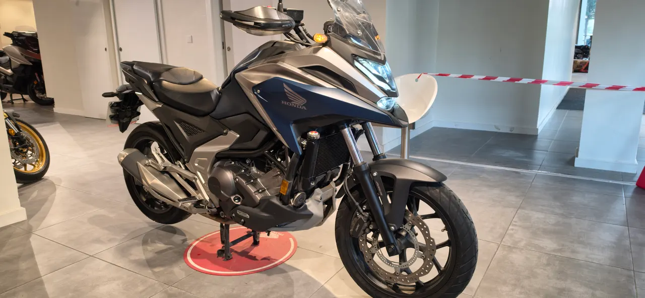 Honda NC750X DCT gris y azul en exposición