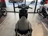 Scooter Honda Vision 110 marrón mate visto desde atrás en un concesionario