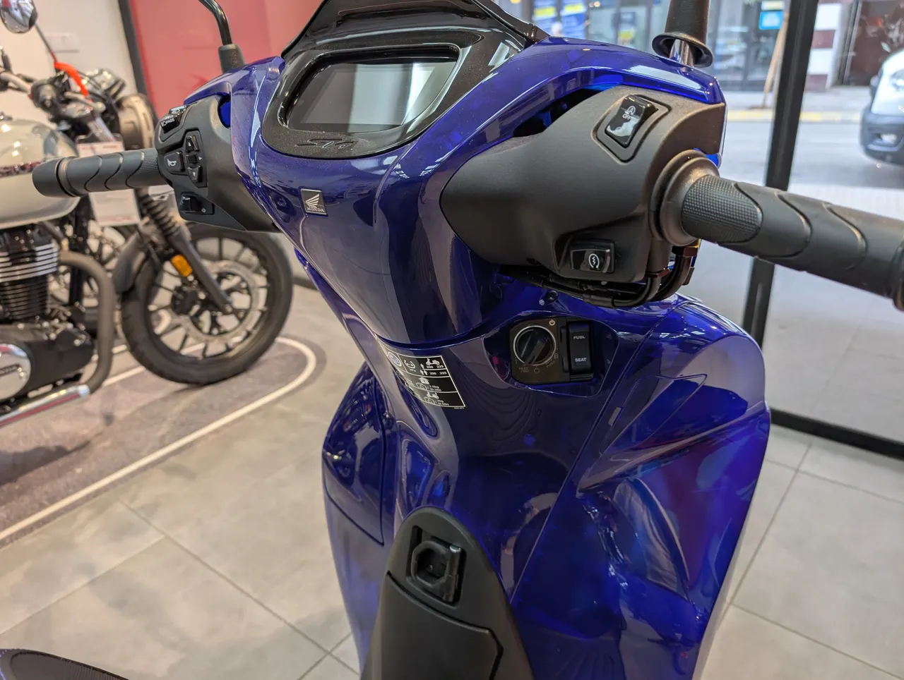 Parte delantera de scooter Honda SH125i azul