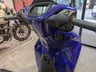 Parte delantera de scooter Honda SH125i azul