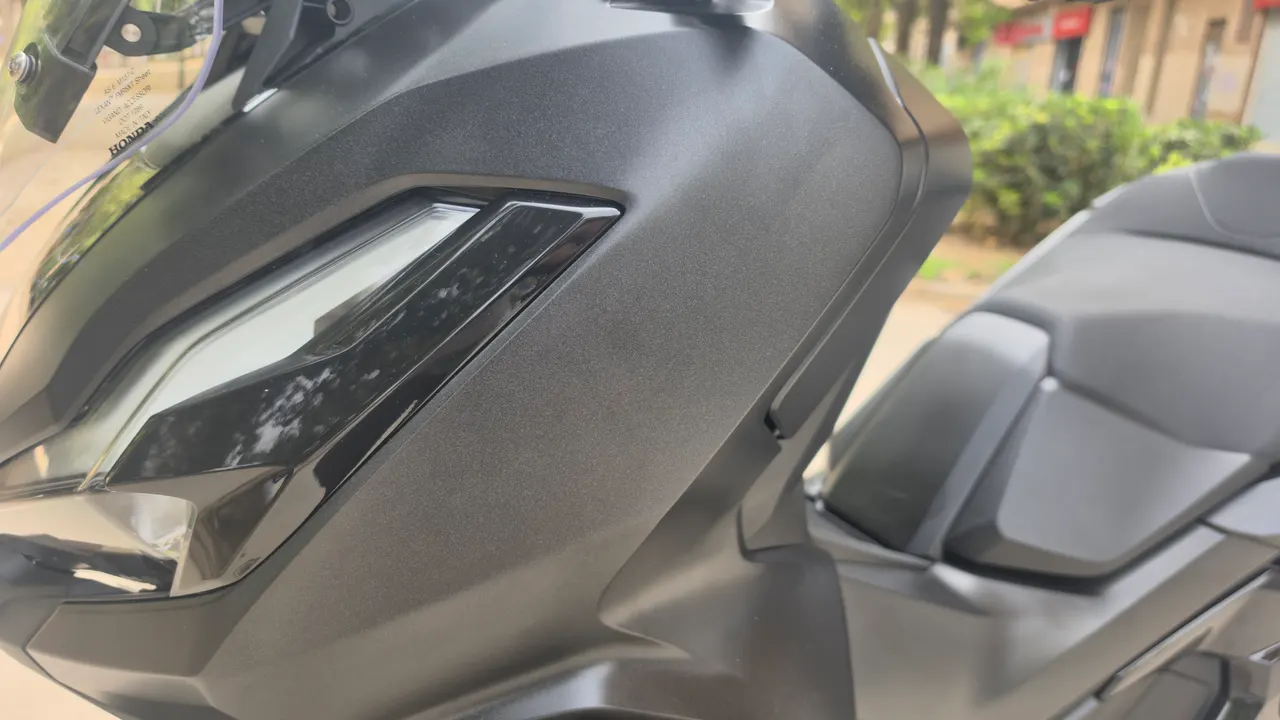 Detalle frontal de Honda ADV 350 negra mate