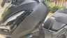 Detalle frontal de Honda ADV 350 negra mate