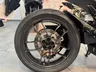 Detalle de la rueda trasera de una moto Honda WN7 en color negro graphite