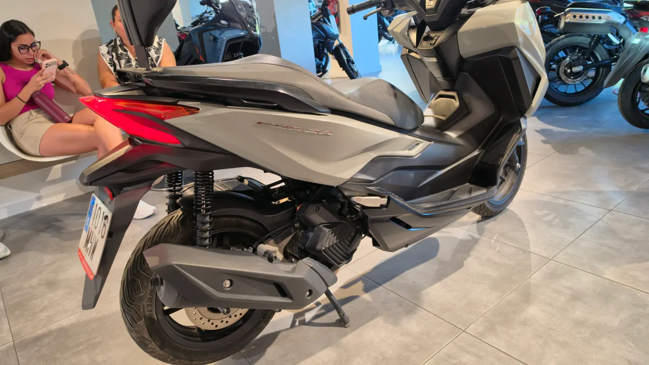 Honda Forza 125 gris vista trasera