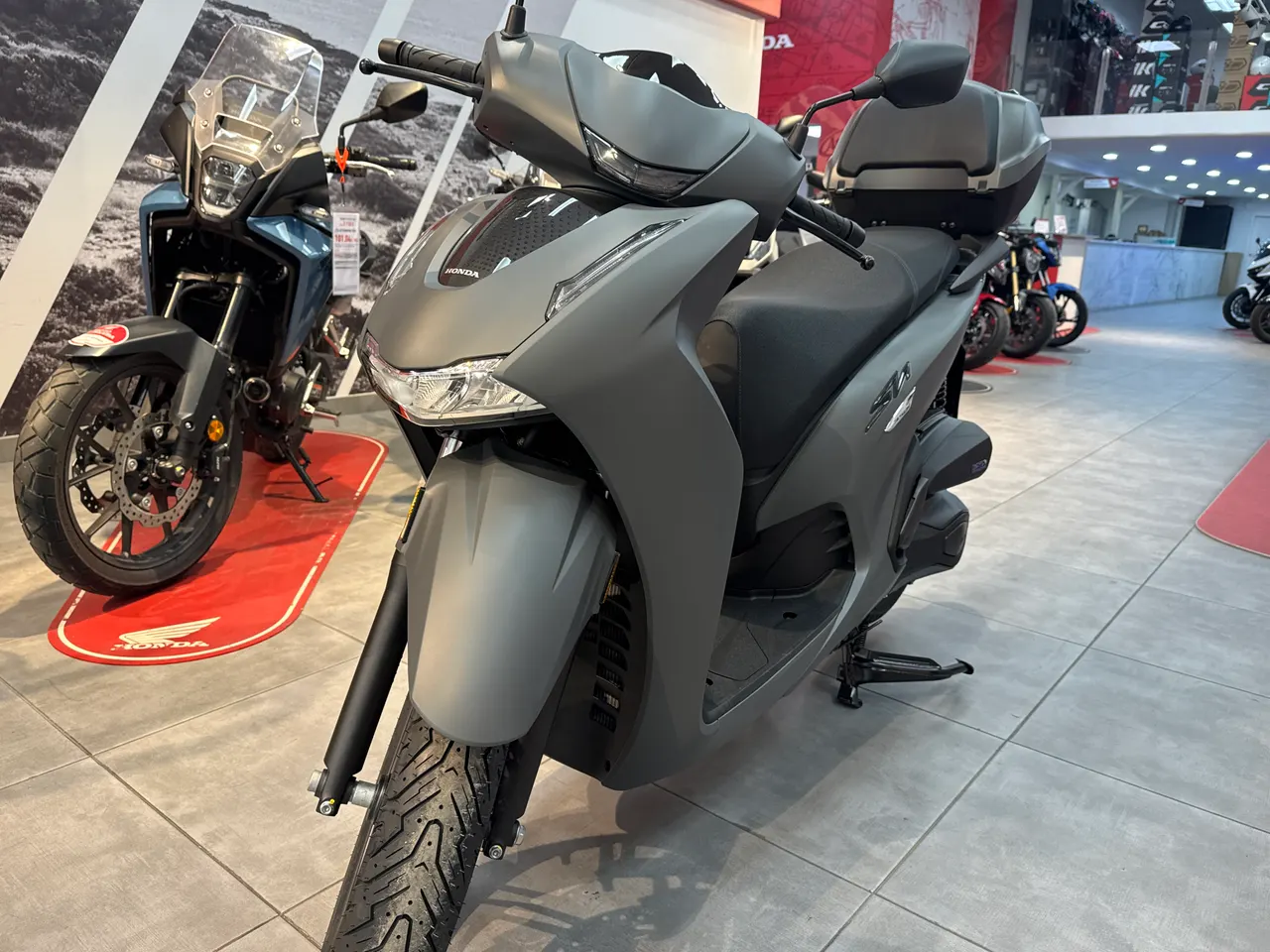 Honda SH 350i gris rock mate con baúl trasero