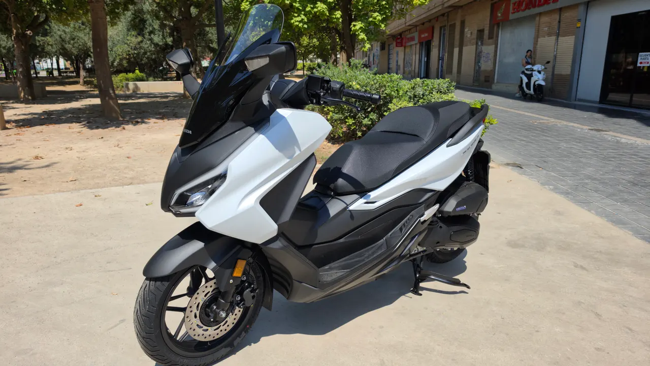 Scooter Honda Forza 125 blanca y negra aparcada