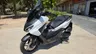 Scooter Honda Forza 125 blanca y negra aparcada