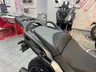 Vista cercana del asiento y el portaequipajes de una motocicleta