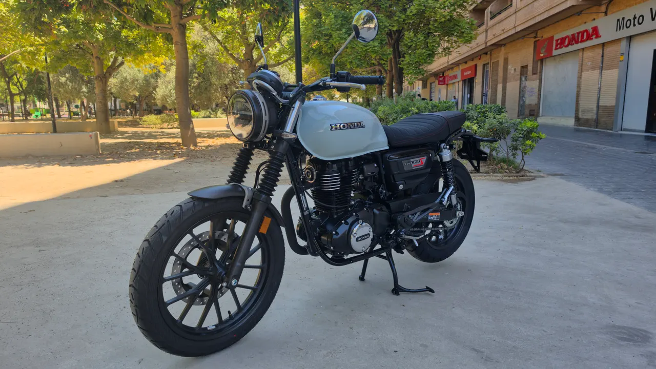 Honda GB350S azul en la calle