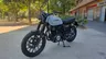 Honda GB350S azul en la calle