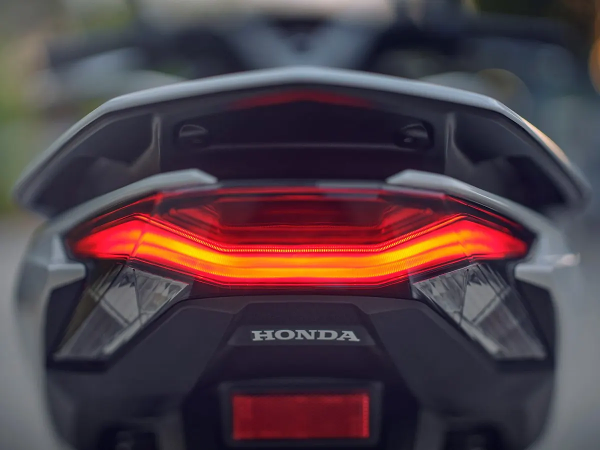 Luz trasera LED encendida de una scooter Honda PCX 125